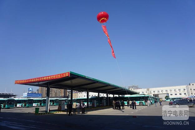 江西省常委、常務(wù)副省長莫建成參觀由科陸電子參與建設(shè)的國內(nèi)首個民間資本投資新能源汽車充電站